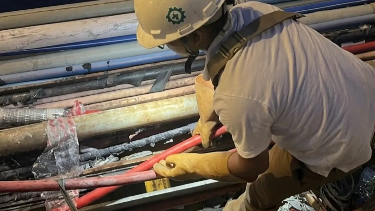 Petugas teknis PLN sedang melakukan perbaikan intensif pada infrastruktur Saluran Kabel Tegangan Menengah (SKTM) untuk mengganti segmen kabel yang terbakar.