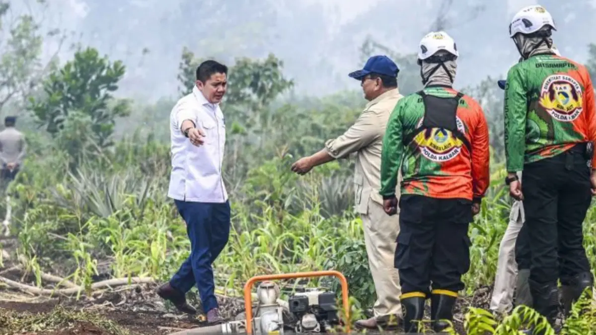 Presiden Prabowo Subianto (ketiga kanan) bersama Sekretaris Kabinet Teddy Indra Wijaya (kedua kiri) meninjau lokasi kebakaran hutan dan lahan (karhutla) di Kawasan Kubu Raya, Pontianak, Kalimantan Barat, Sabtu (22/8). (ANTARA FOTO/Galih Pradipta/nym).