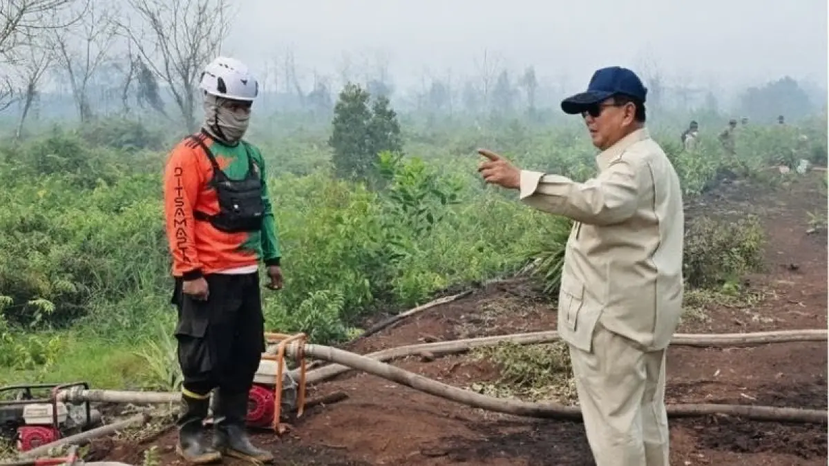 Presiden Prabowo Subianto mengunjungi salah satu lokasi terdampak kebakaran di Desa Limbung, Kabupaten Kubu Raya, Kalimantan Barat, Sabtu (22/8). (ANTARA/HO-BPMI Sekretariat Presiden/aa).