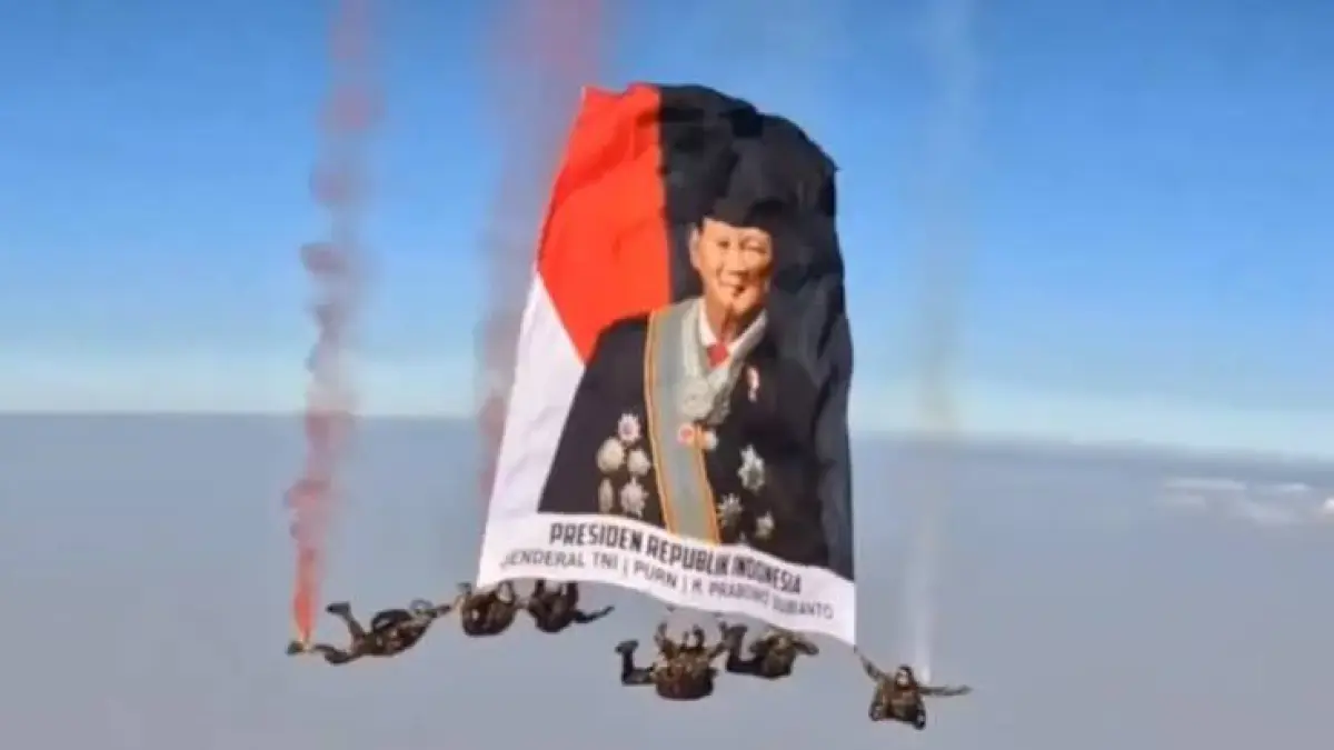 Salah satu momen dalam upacara HUT ke-81 RI menjadi sorotan netizen dalam video YouTube Shorts akun hikariproduction8302. (DOK JAWA POS)  