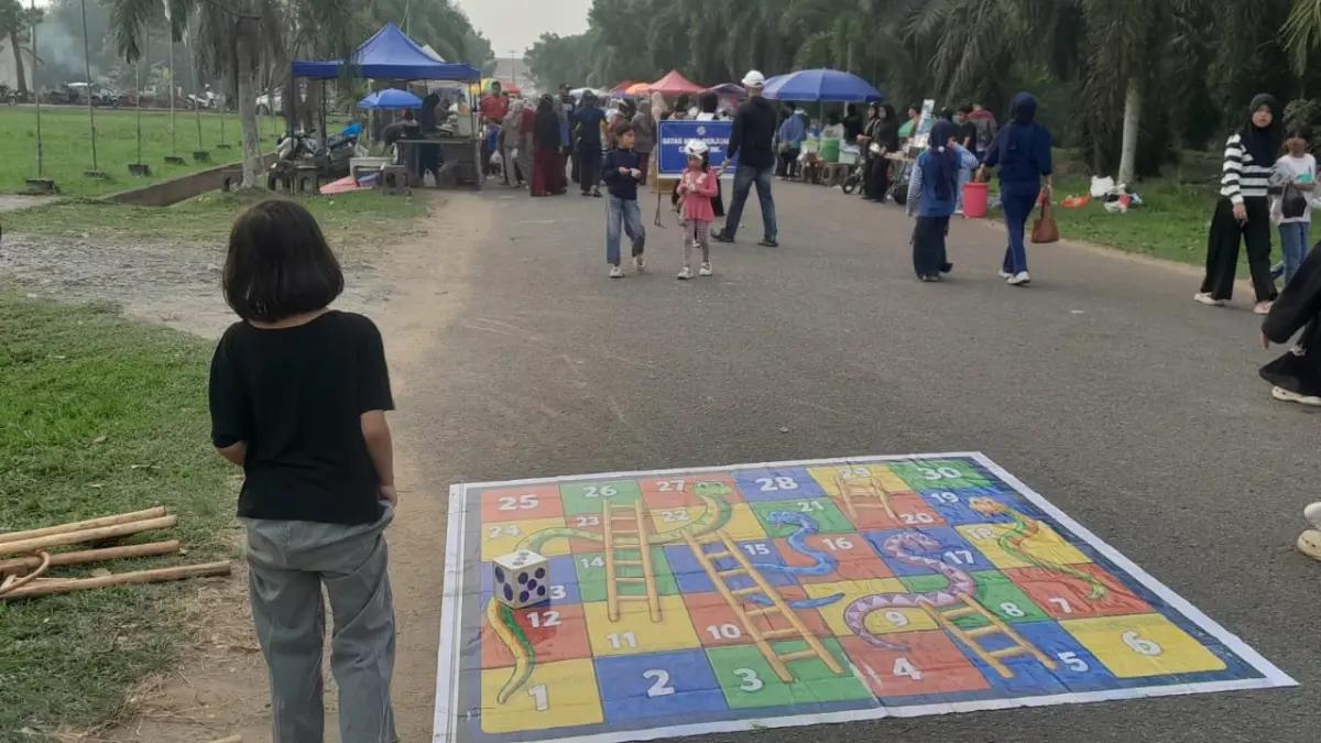 Sejumlah anak yang datang ke CFD Sambas terlihat memainkan ular tangga.