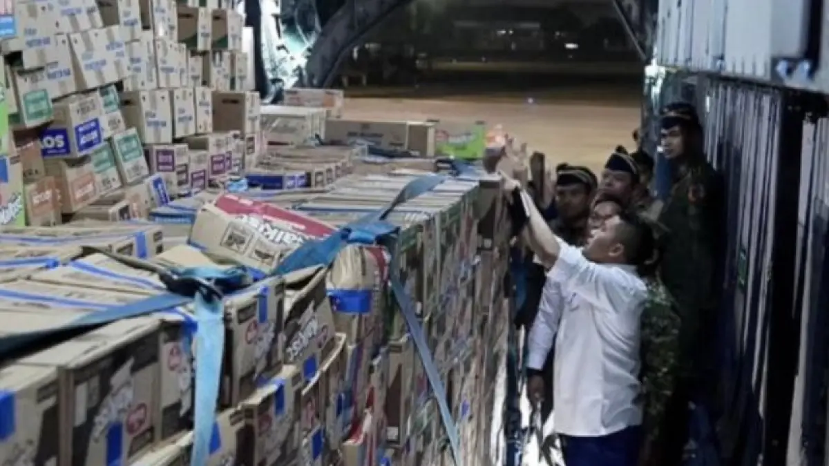 Sekretaris Kabinet (Seskab) Teddy Indra Wijaya mengecek bantuan sebelum dikirim ke Nusa Tenggara Timur dan Kalimantan di Lanud Halim Perdanakusama, Jakarta, Senin (24/8). ( ANTARA/HO-BPMI Sekretariat Presiden)