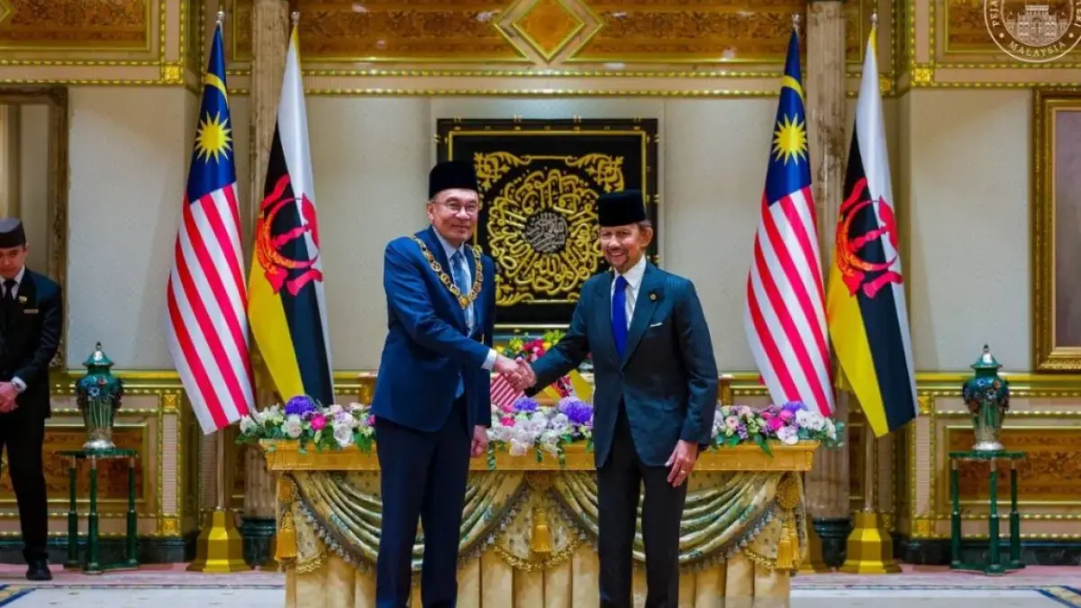 Sultan Brunei Darussalam Hassanal Bolkiah (kanan) bersama Perdana Menteri Malaysia Anwar Ibrahim di Brunei Darussalam, Sabtu. (22/8/2026) (ANTARA/HO-Kantor Perdana Menteri Malaysia)