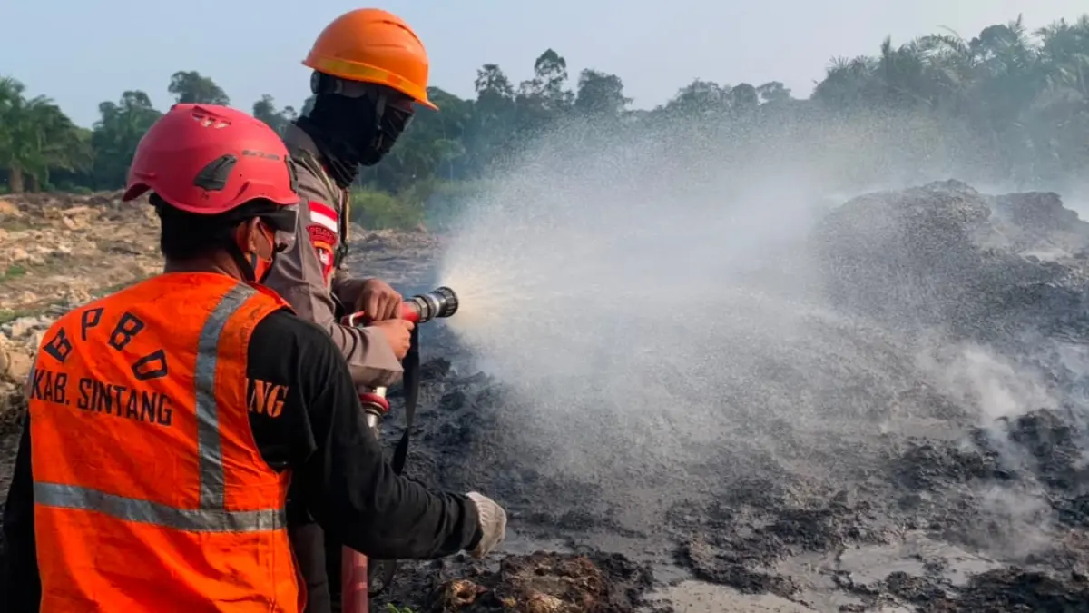 Tim Siaga Karhutla Batalyon C Pelopor Satbrimob Polda Kalbar bersama BPBD Kabupaten Sintang melakukan pemadaman kebakaran hutan dan lahan di Desa Balai Agung, Sintang, Senin (24/8/2026).