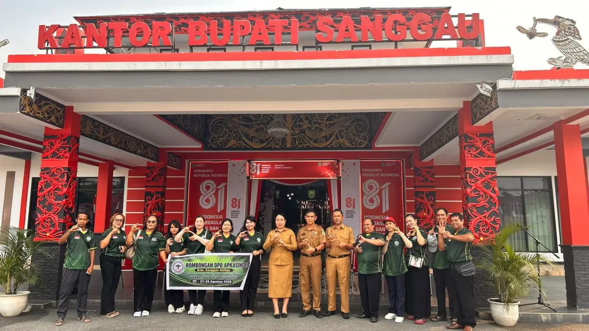 Wabup Susana bersama OPD Lakukan pelepasan DPD APKASINDO di Kantor bupati Sanggau (24/8). (AGUNG RAJALI SAPUTRA/PONTIANAK POST)