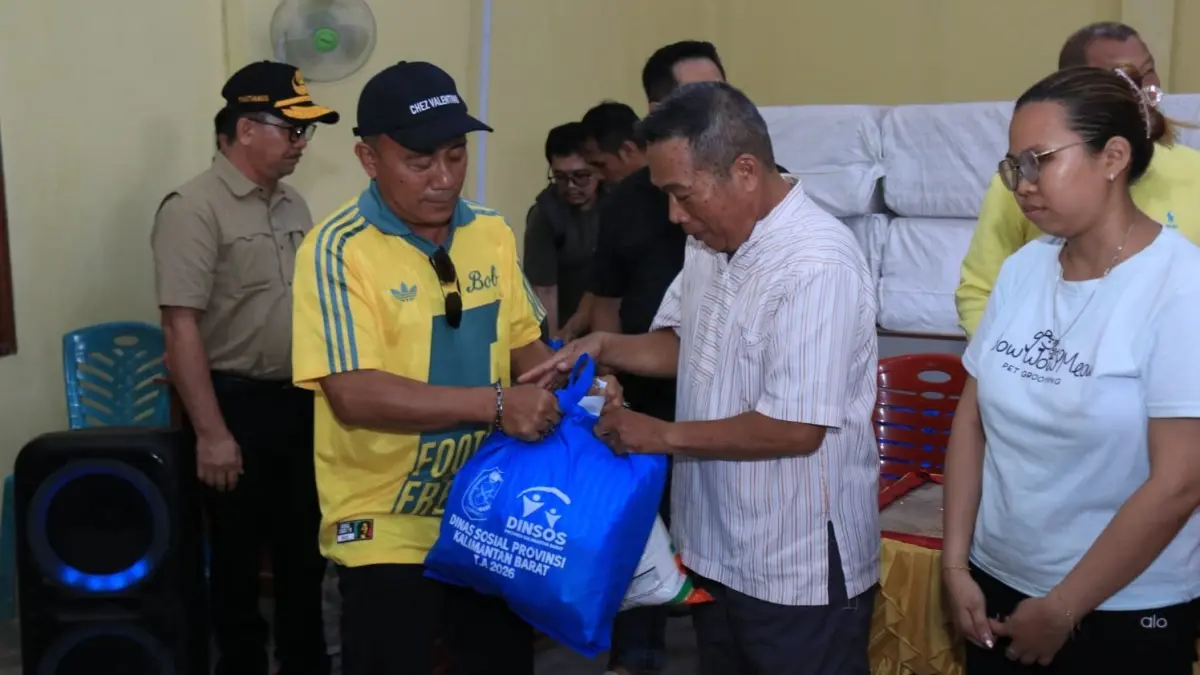 Wakil Gubernur Kalbar, Krisantus Kurniawan menyerahkan bantuan kepada korban kebakaran Pasar Sungai Duri. (Adpim Pemprov Kalbar)