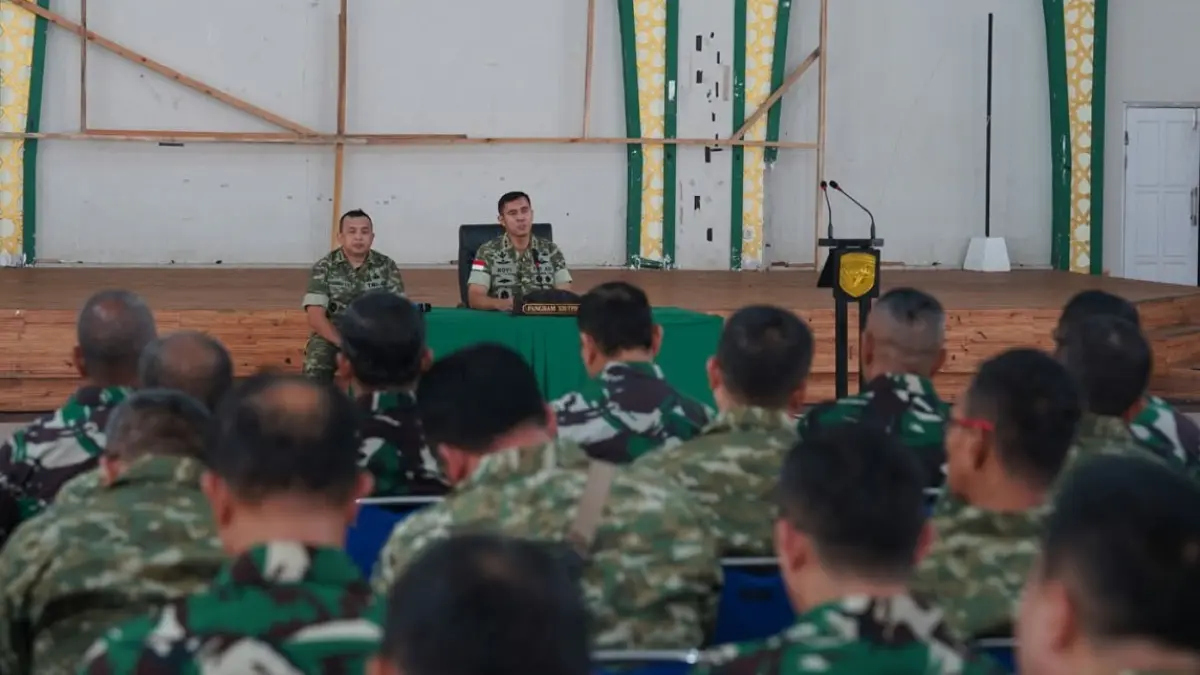 Pangdam XII/Tanjungpura Mayjen TNI Novi Rubadi Sugito memberikan pembekalan kepada personel Satgas Penyuluh Karhutla di Aula Asrama Haji Pontianak, Selasa (25/8). Sebanyak 88 personel disiapkan memperkuat edukasi dan deteksi dini Karhutla di Kalbar. (ISTIMEWA)
