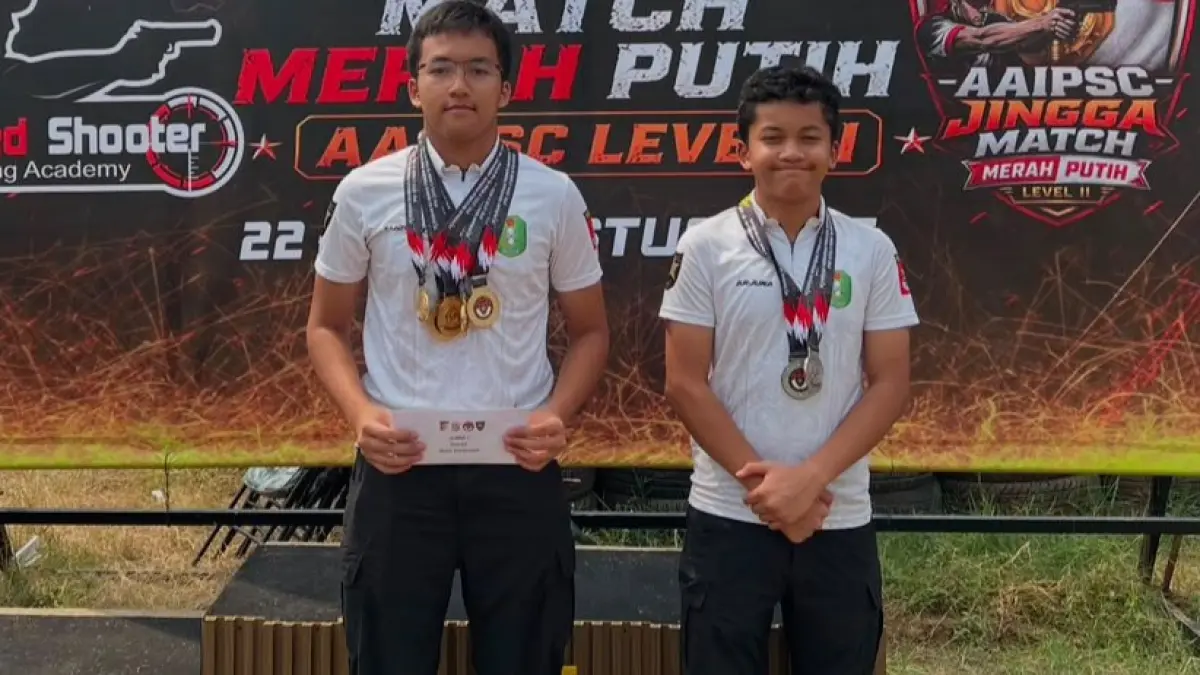 Atlet menembak Kalimantan Barat Yudhistira Auliya Lutfie dan Arjuna Auliya Lutfie menunjukkan prestasi pada Kejurnas Road to PON Perbakin Anniversary ke-66 di Bandung, Jawa Barat.
