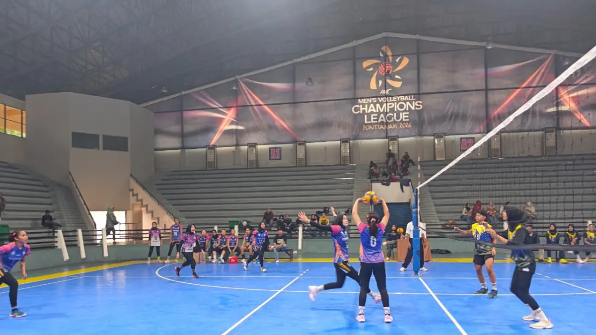 Atlet muda berlaga dalam Kejuaraan Antar Klub Bola Voli Indoor U-17 dan U-23 yang digelar PBVSI Kota Pontianak di GOR Pangsuma, Pontianak.