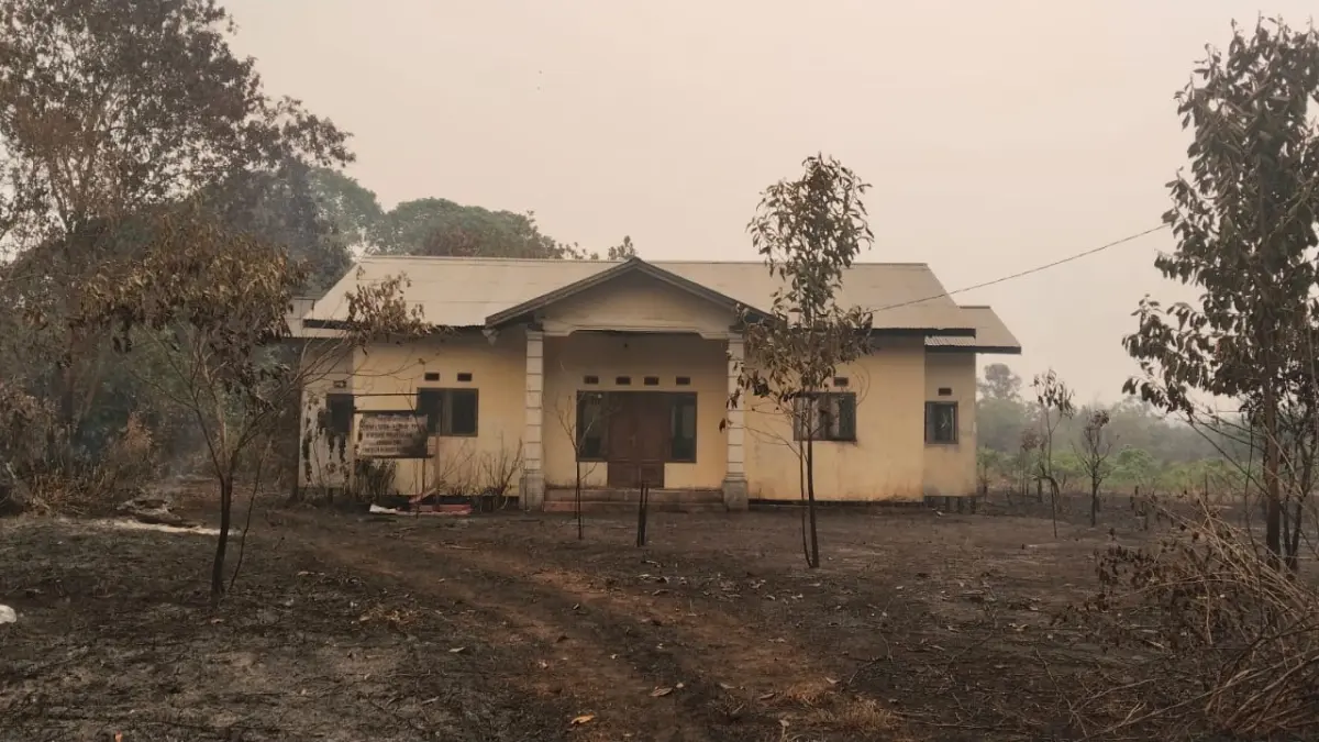 Kantor UPPK Muara Pawan di Jalan Ketapang–Siduk, Kabupaten Ketapang, yang nyaris terdampak karhutla setelah api merambat dari lahan di belakang bangunan, Senin (24/8/2026).