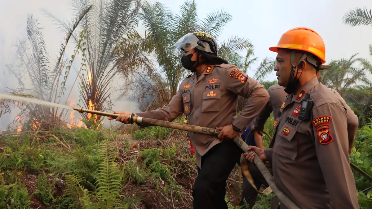 Kapolres Melawi AKBP Askhabul Kahfi, turun langsung dalam upaya pemadaman karhutla di Desa Batu Nanta, Kecamatan Belimbing, Kabupaten Melawi, Senin (24/8)