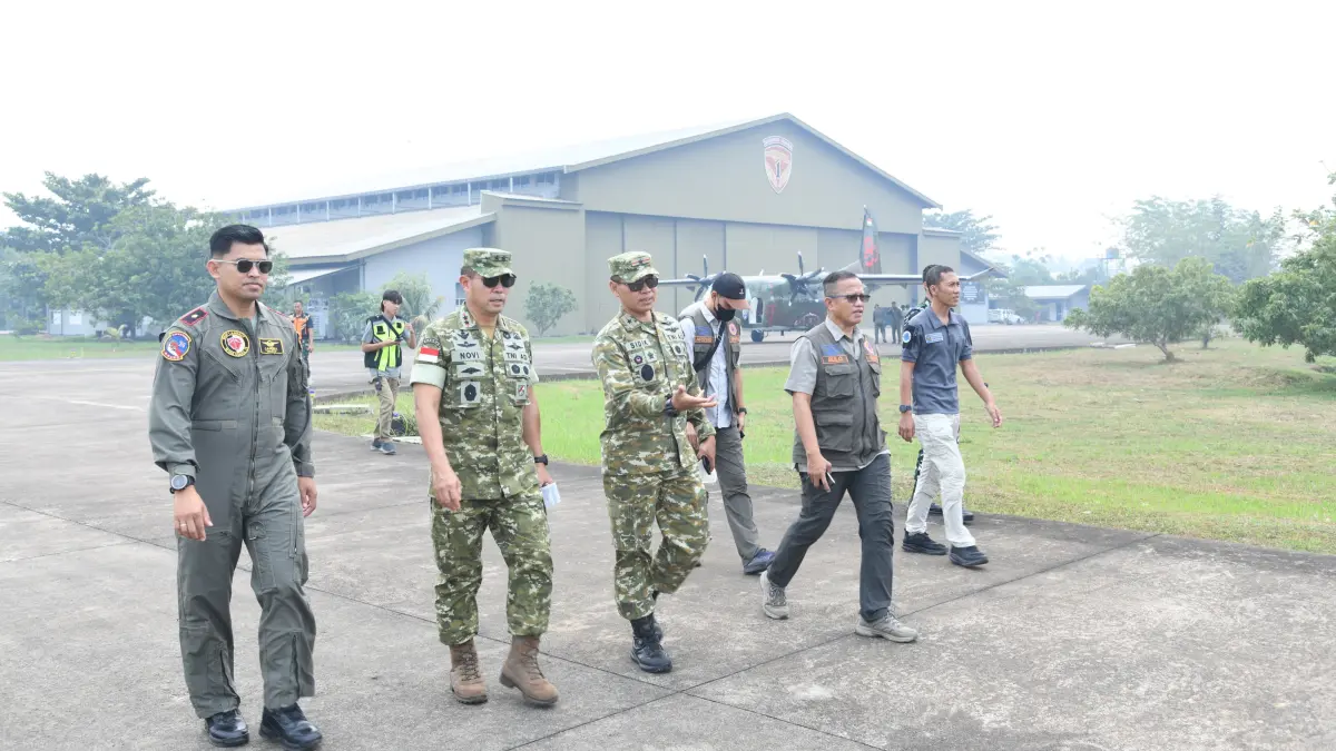 Pangdam XII/Tanjungpura Mayjen TNI Novi Rubadi Sugito mengecek kesiapan armada pesawat dan sarana pendukung Operasi Modifikasi Cuaca (OMC) di Lanud Supadio, Selasa (25/8).