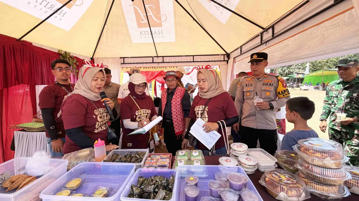 Penampilan seni lokal memeriahkan Gebyar Cita UMKM Sandai di Kecamatan Sandai, Kabupaten Ketapang, Selasa (18/8/2026), sekaligus menjadi bagian dari rangkaian kegiatan pemberdayaan ekonomi masyarakat.