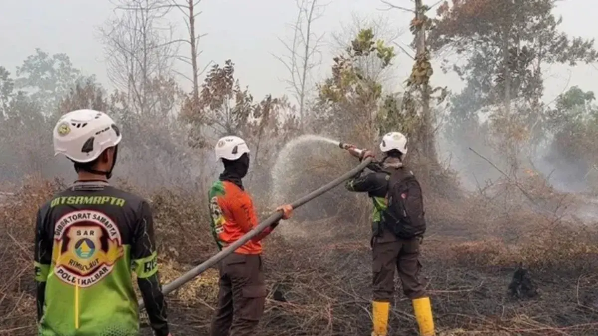 Personel SAR dari Direktorat Samapta Polda Kalimantan Barat melakukan pembasahan dan pendinginan lahan terbakar di Kecamatan Sungai Raya, Kabupaten Kubu Raya. (ANTARA/Humas Polda) 