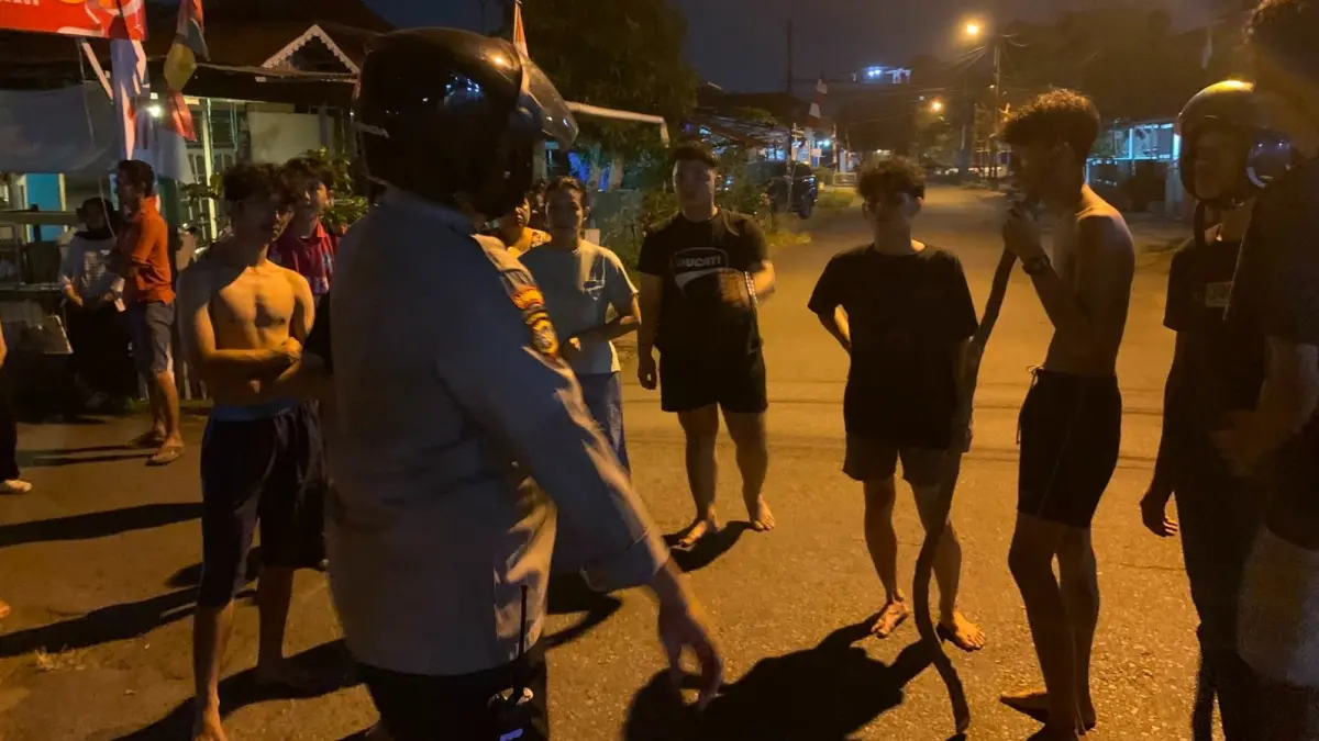 Polisi personel Polsek Pontianak Barat saat mengamankan lokasi yang diduga akan dijadikan tempat tawuran, tepatnya di Jalan Ummu Thalib, Kecamatan Pontianak Barat, Senin (24/8) malam. 