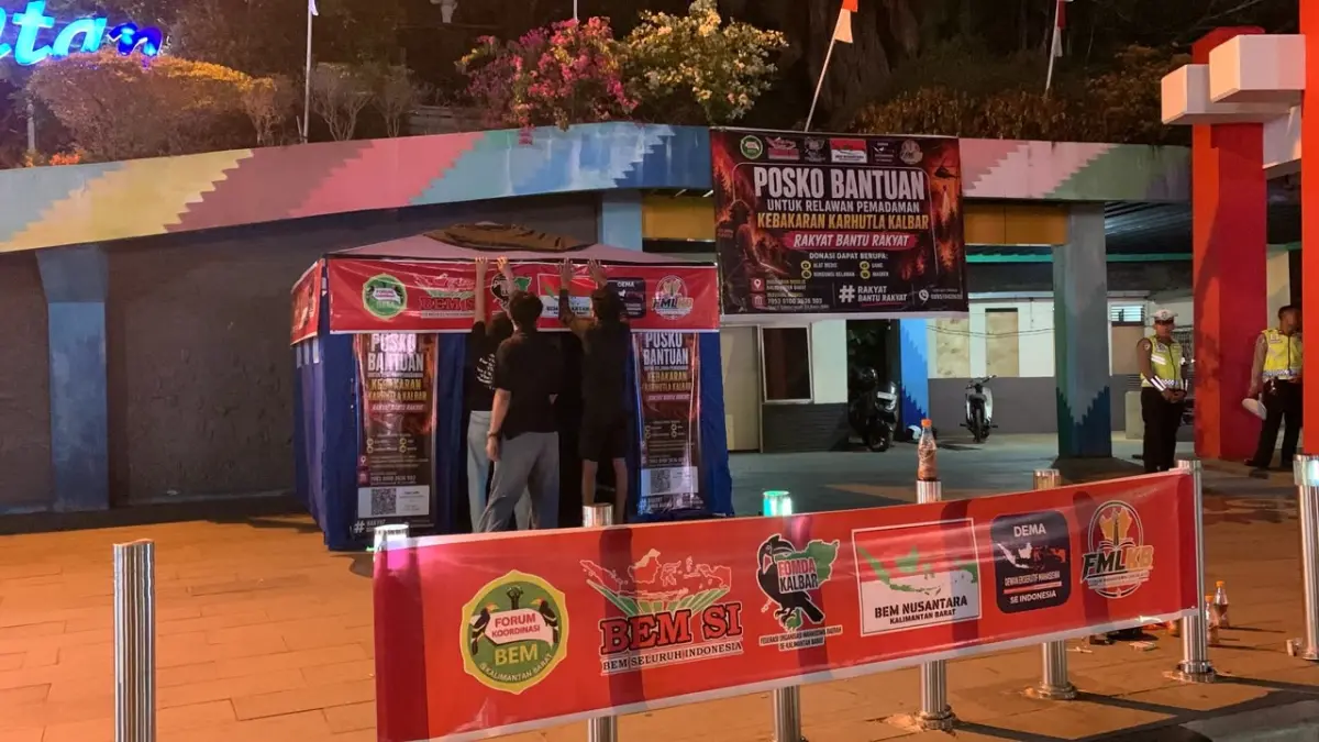 SOLIDARITAS KARHUTLA: Mahasiswa membuka posko “Rakyat Bantu Rakyat” di Bundaran Digulis, Pontianak, untuk menghimpun bantuan bagi relawan karhutla. / IST