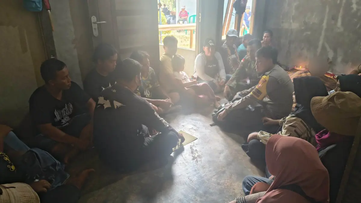 Suasana rumah duka MRS (13), remaja yang meninggal dunia setelah tenggelam di Sungai Kapuas, Dusun Sumber Baru, Desa Belangin, Kabupaten Sanggau, Senin (24/8/2026).