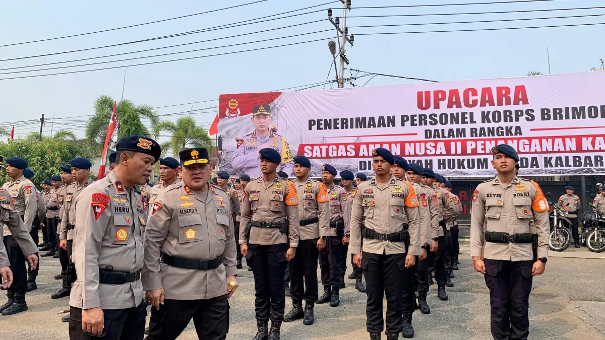 TINJAU: Kapolda Kalbar, Irjen Pol Alberd Teddy Benhard Sianipar meninjau personel serta sarana dan prasarana BKO Brimob untuk penanganan karhutla di Mako Satbrimobda Polda Kalbar, Selasa (25/8). (IDIL AQSA AKBARY/PONTIANAK POST)