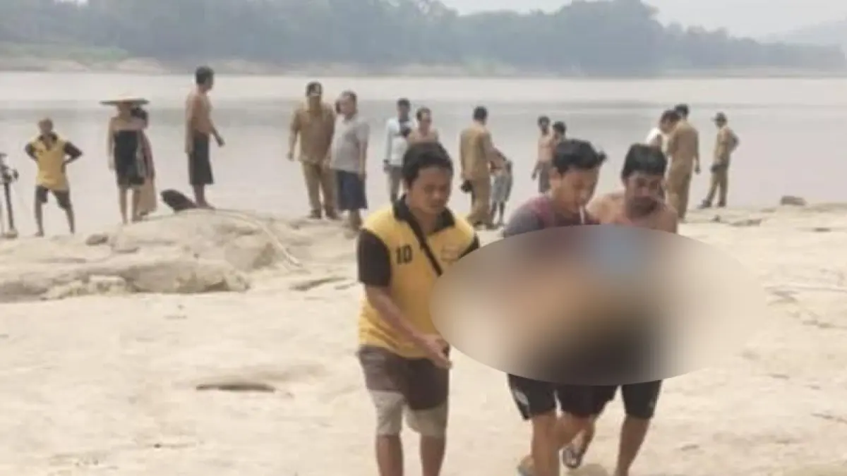 Warga menggotong korban setelah ditemukan dari aliran Sungai Kapuas di kawasan Sungai Obak, Desa Belangin, Kabupaten Sanggau, Senin (24/8/2026).