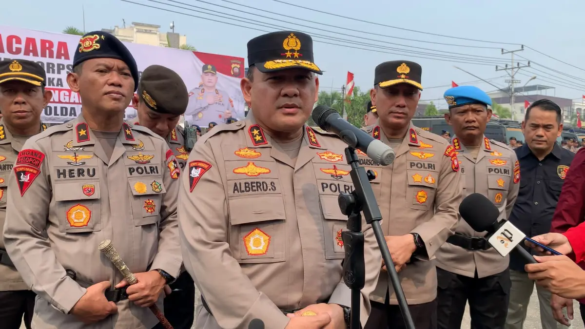 KETERANGAN : Kapolda Kalbar, Irjen Pol Alberd Teddy Benhard Sianipar memberikan keterangan kepada awak media usai apel penerimaan personel BKO Brimob untuk penanganan karhutla di Mako Satbrimob Polda Kalbar, Selasa (25/8). (IDIL AQSA AKBARY/PONTIANAK POST)