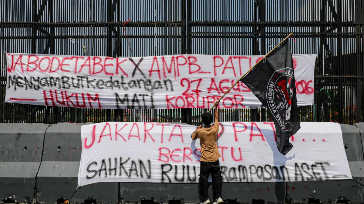 Aliansi Masyarakat Pati Bersatu (AMPB) memasang spanduk di depan Kompleks Parlemen, Senayan, Jakarta, Rabu (26/8/2026). Menjelang puncak aski pada tanggal 27 Agustus 2026 bantuan masyarakat terus mengalir ke posko pengumpulan donasi, selain itu AMPB juga menjual baju yang hasilnya akan digunakan untuk keperluan aksi. FOTO: SALMAN TOYIBI/JAWA POS