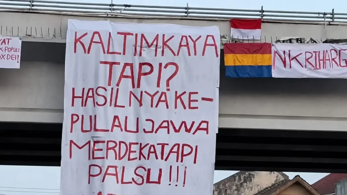 Bendera borneo raya yang dipasang di antara pesan protes di Kaltim memunculkan perhatian terhadap persoalan identitas dan keresahan masyarakat. (DOK JAWA POS)  