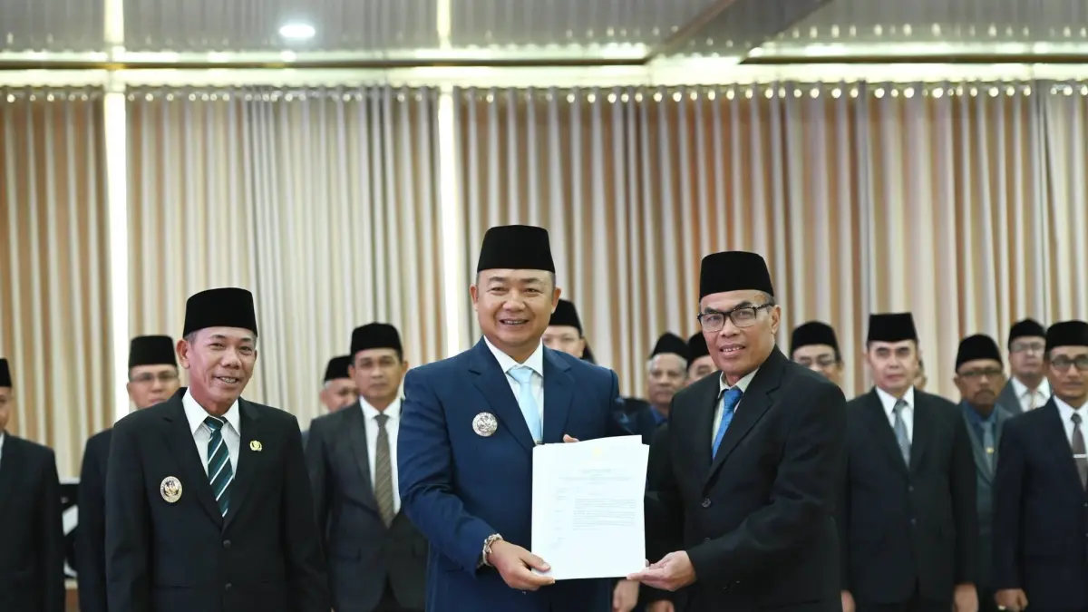 Bupati Ketapang, Alexander Wilyo, menyerahkan SK kepada Darma usai dilantik sebagai Kadisdik Ketapang, Senin (24/8) sore. (ISTIMEWA)

