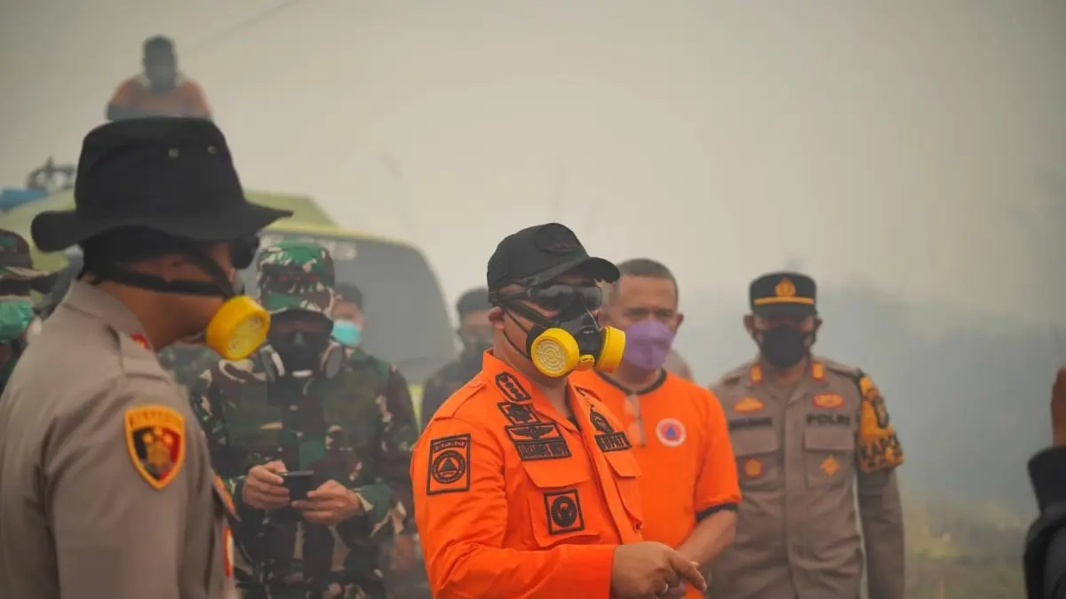 Bupati Ketapang, Alexander Wilyo, saat meninjau langsung lokasi kebakaran lahan di Sungai Pelang, MHS, Minggu (23/8). (ISTIMEWA)