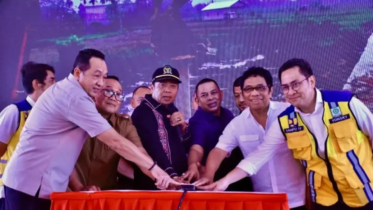 Bupati Kubu Raya Sujiwo bersama Ketua Komisi V DPR RI Lasarus dan jajaran menghadiri pencanangan pembangunan IPA berkapasitas 2×50 liter per detik (LPS) pada SPAM Arang Limbung, Kecamatan Sungai Raya, Senin (24/8/2026).
