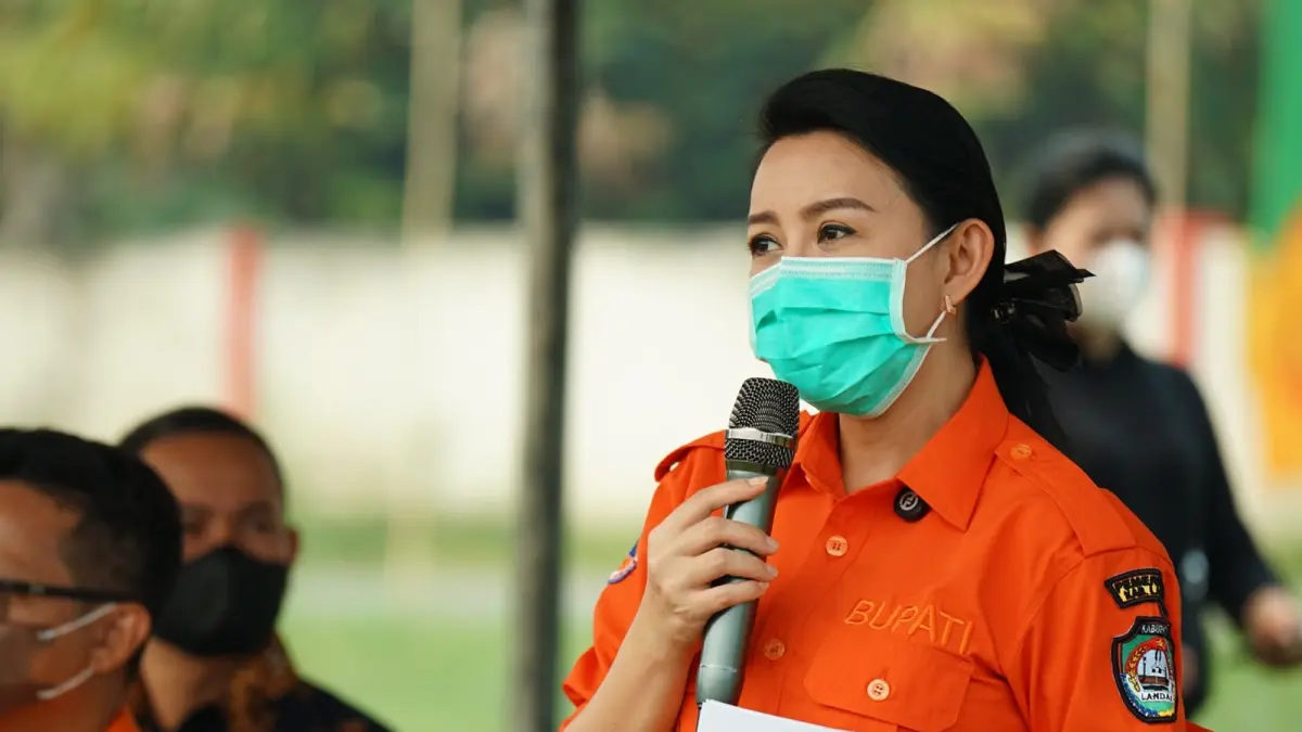 Bupati Landak Karolin Margret Natasa memimpin pengecekan pasukan gabungan karhutla pada Sabtu (22/8). (HUMAS PEMKAB LANDAK)