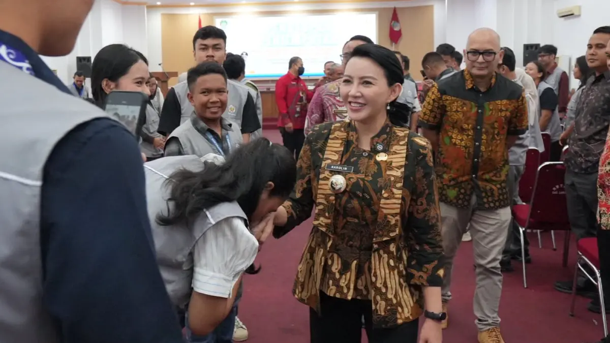Bupati Landak Karolin Margret Natasa menutup pelaksanaan KKM Fisip Untan di aula kantor bupati Landak beberapa waktu lalu. (HUMAS PEMKAB LANDAK)