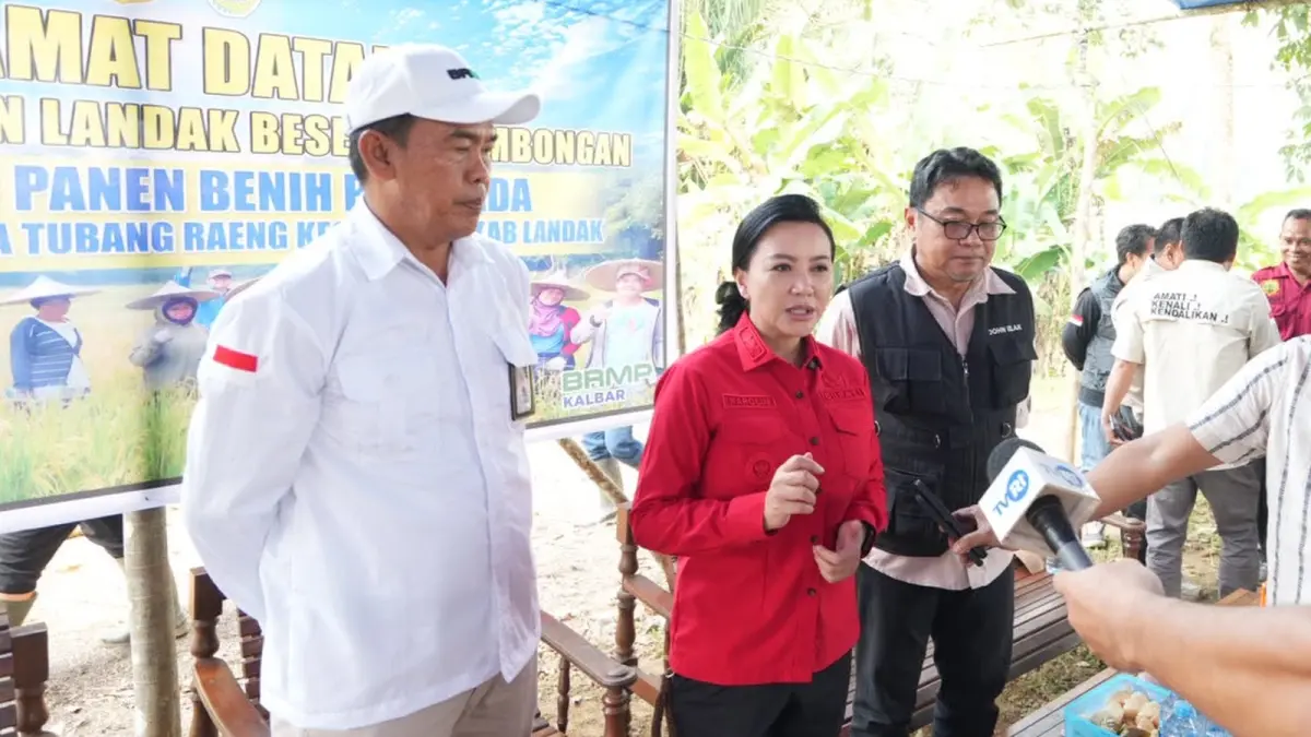 Bupati Landak Karolin Margret Natasa saat ditemuk wartawan pada Jumat (21/8). (HUMAS PEMKAB LANDAK)
