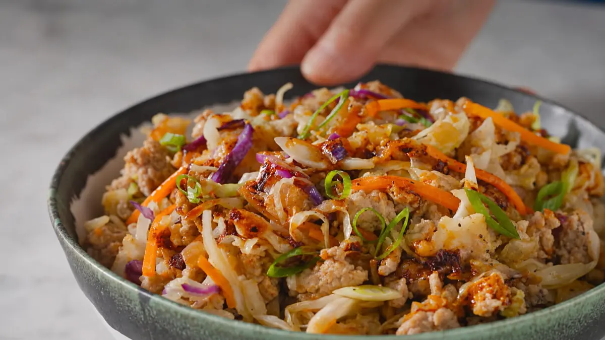 Egg roll in a bowl menyajikan daging giling dan sayuran dalam satu hidangan praktis yang dapat dibuat sekitar 15 menit.