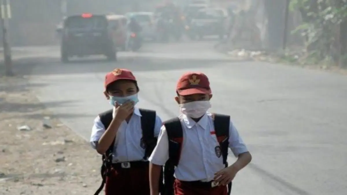 ILUSTRASI: anak-anak pergi ke sekolah di tengah kondisi asap karhutla (PEKANBARU)