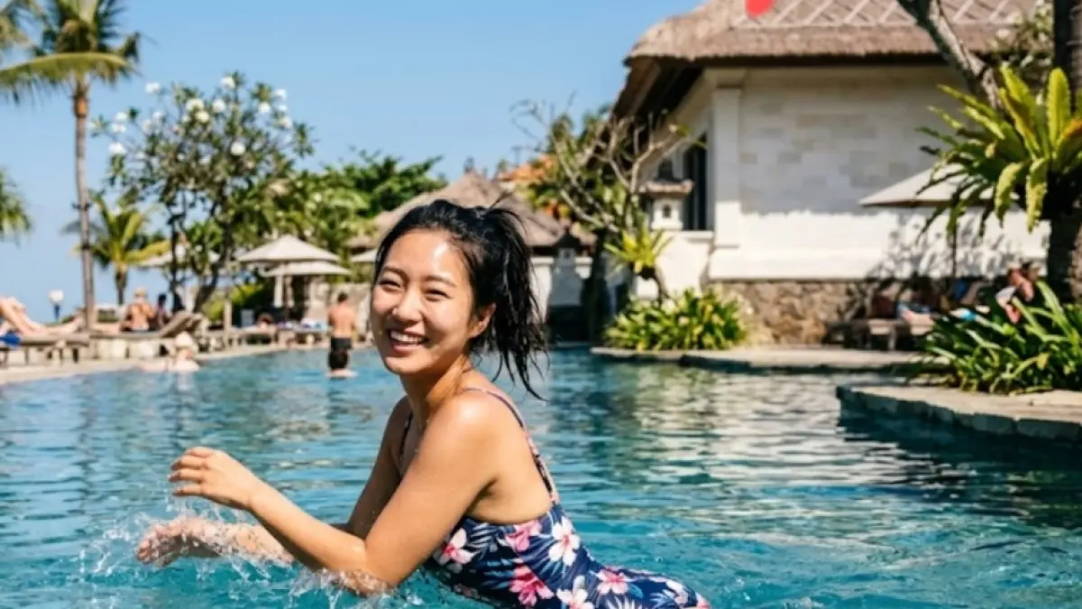 Ilustrasi berenang di kolam renang saat  panas terik musim kemarau.