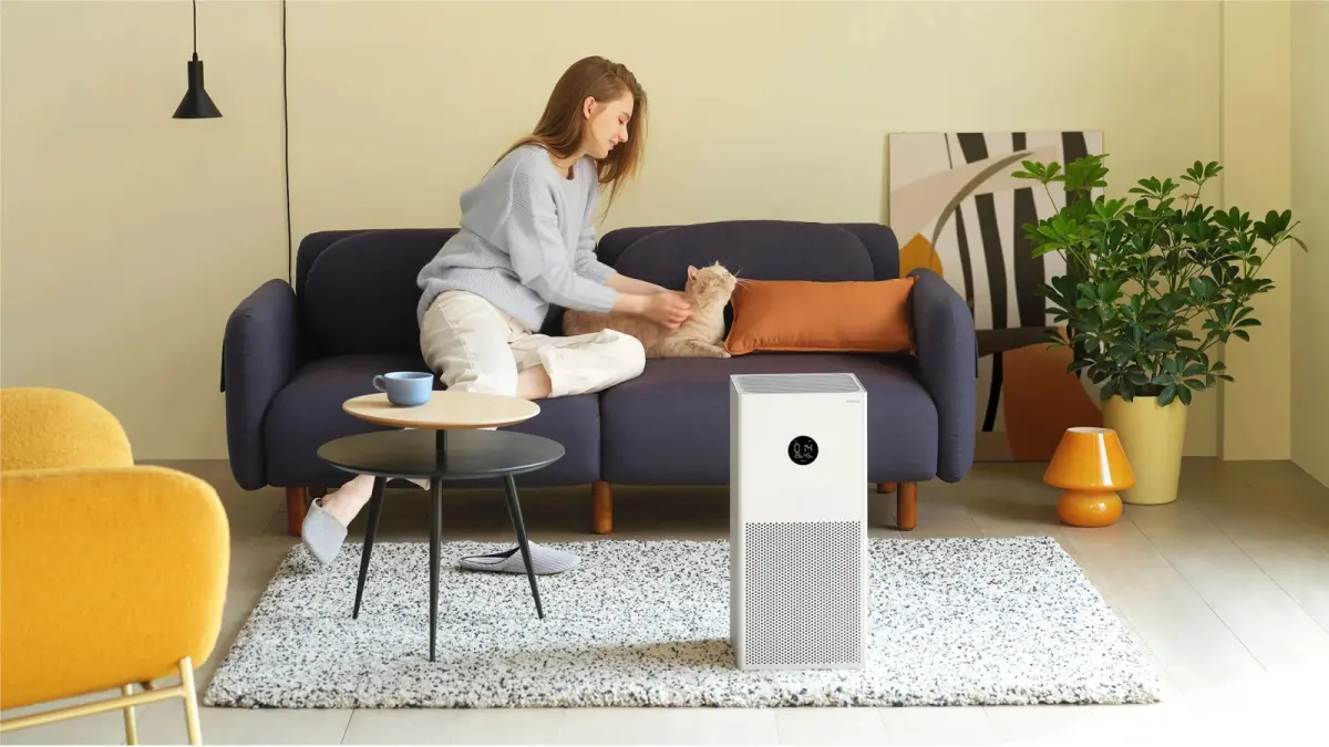 Ilustrasi menggunakan air purifer untuk membersihkan rumah dari polusi udara. (XIAOMI)