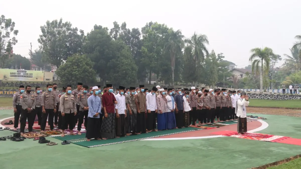 Jajaran Polres Landak menggelar salat istisqa di halaman Mapolres Landak di tengah kabut asap pada Rabu (26/8). (HUMAS POLRES LANDAK)