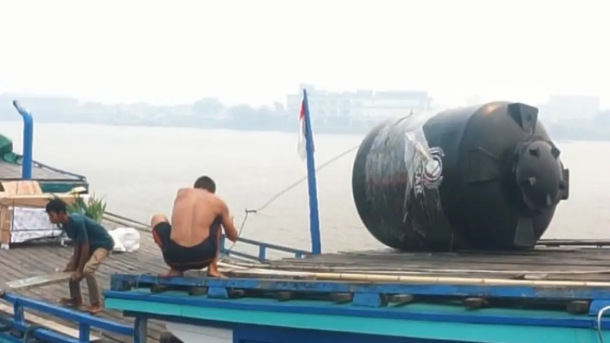 KABUT ASAP: KM Sukadana Raya bersandar di Dermaga Kapuas Indah, Pontianak. Kabut asap karhutla mulai mengganggu jarak pandang pelayaran di Sungai Kapuas. / HARYADI/PONTIANAK POST