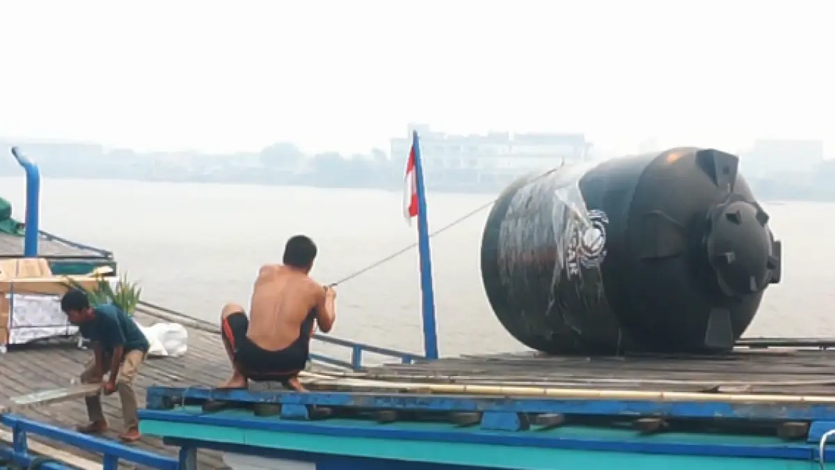 KABUT ASAP: KM Sukadana Raya bersandar di Dermaga Kapuas Indah, Pontianak. Kabut asap karhutla mulai mengganggu jarak pandang pelayaran di Sungai Kapuas. (HARYADI/PONTIANAK POST)