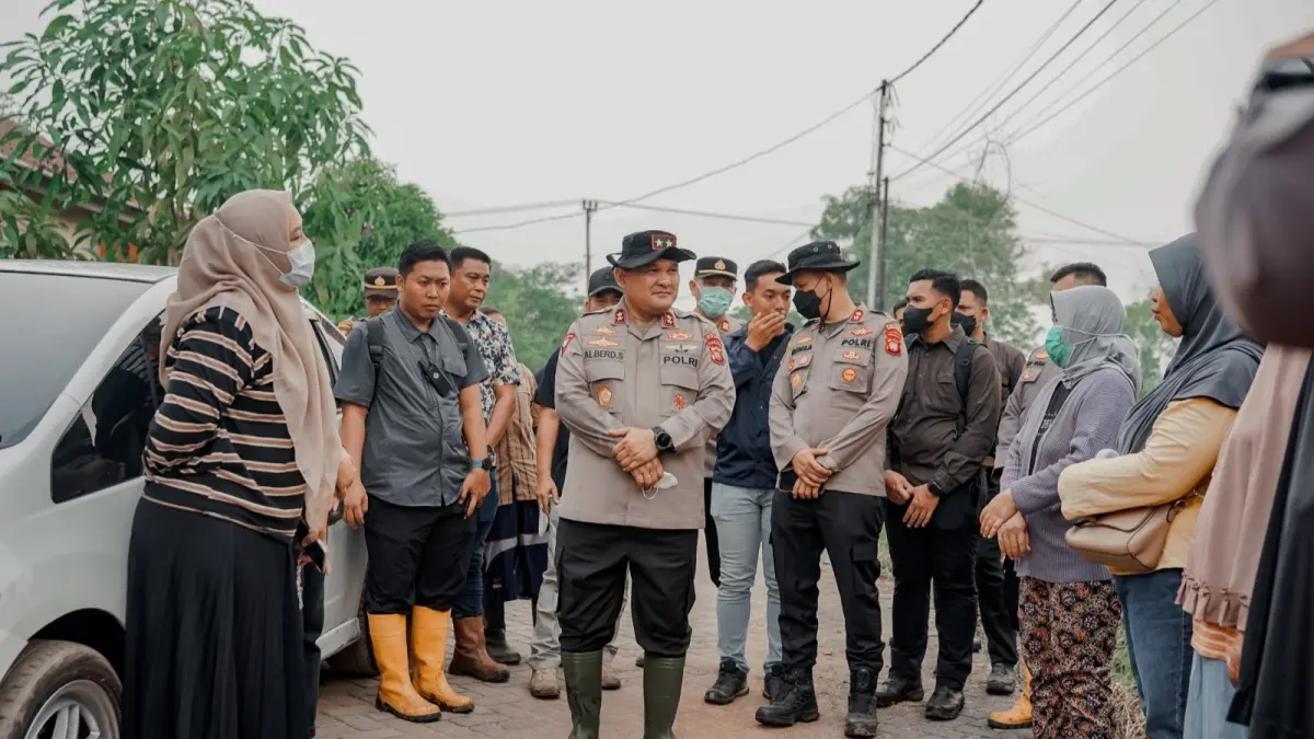 Kapolda Kalbar Irjen Pol. Alberd Teddy Benhard Sianipar berdiskusi dengan warga di sekitar lokasi Karhutla Desa Limbung, Kubu Raya, Selasa (25/8/2026), untuk menyerap kondisi dan dampak kebakaran lahan.