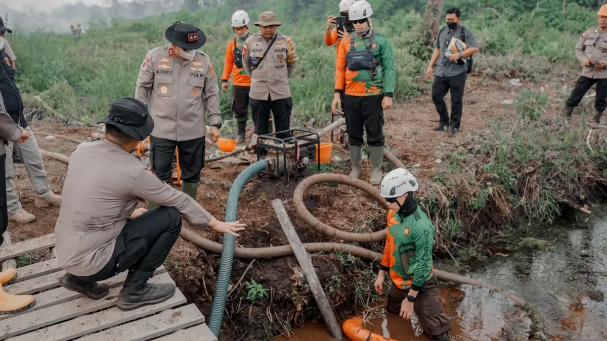 Kapolda Kalbar Irjen Pol. Alberd Teddy Benhard Sianipar mengecek penanganan Karhutla di Desa Limbung, Kubu Raya, Selasa (25/8/2026). Groundchecking menemukan sekitar 20 hektare lahan terbakar dan bara api masih tersisa di gambut.