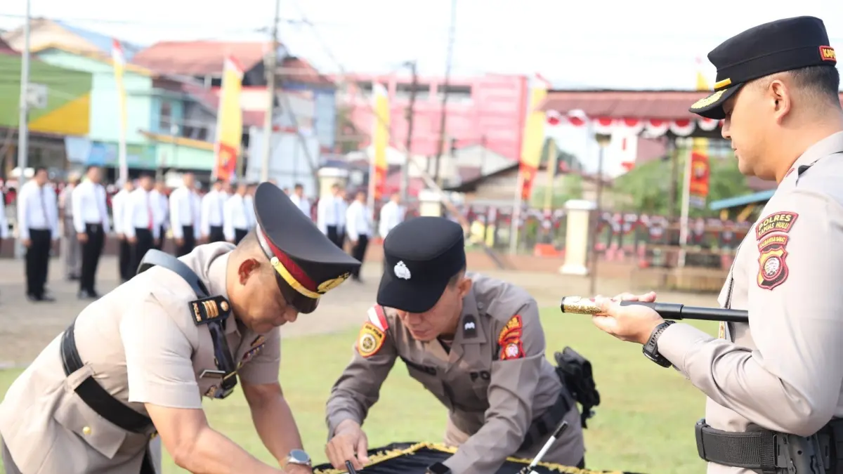 Kapolres Kapuas Hulu AKBP Wisnu Perdana Putra berharap jangan ada ego fungsi maupun ego jabatan saat upacara serah terima jabatan (Sertijab) Kabag SDM dan Kasat Samapta Polres Kapuas Hulu, Senin (24/8).(ISTIMEWA) 


