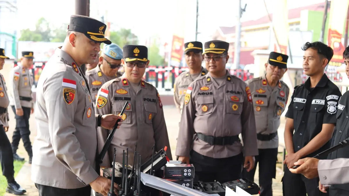 Kapolres Kapuas Hulu AKBP Wisnu Perdana Putra saat melakukan pengecekan kendaraan dinas dan sarpras Polres Kapuas Hulu.(ISTIMEWA) 