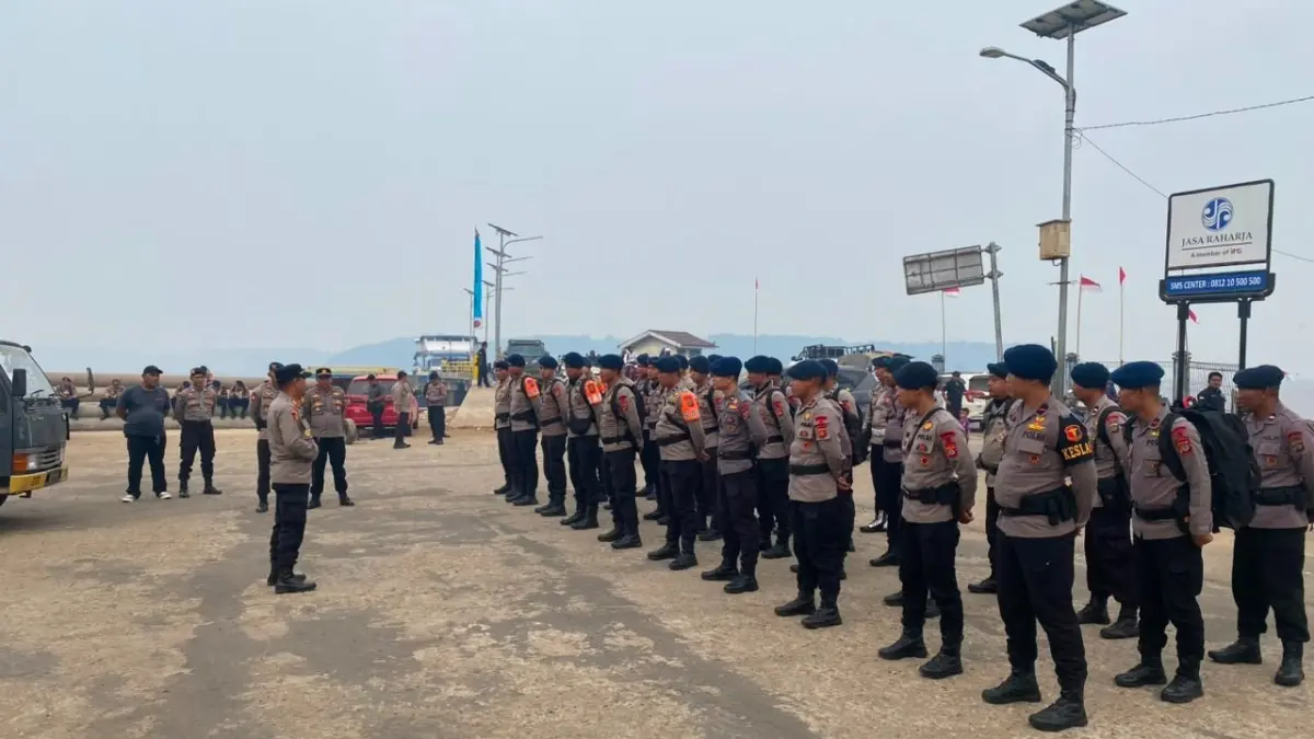 Kapolres Kayong Utara AKBP Adi Prabowo memberikan arahan kepada 30 personel Brimob Polda Bali saat apel kesiapan penanganan karhutla di wilayah hukum Polres Kayong Utara, Rabu (26/8/2026).