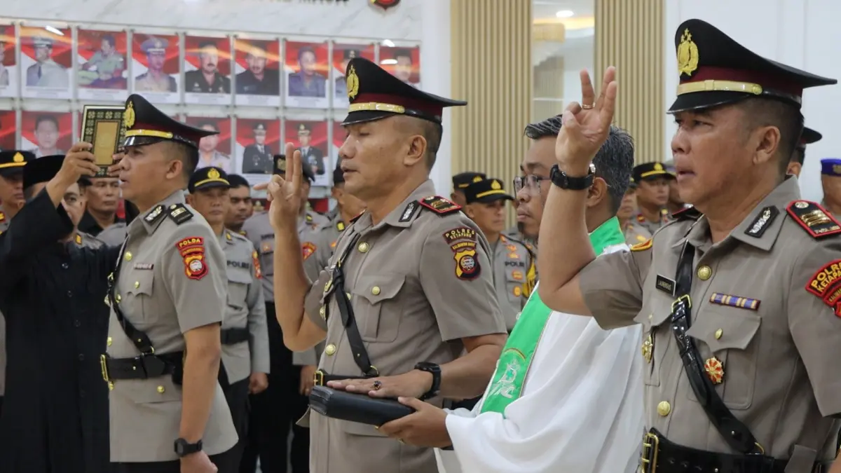 Kapolres Ketapang AKBP Muhammad Harris memimpin pengambilan sumpah jabatan pejabat baru dalam pelantikan dan serah terima jabatan di Polres Ketapang, Rabu (26/8/2026).