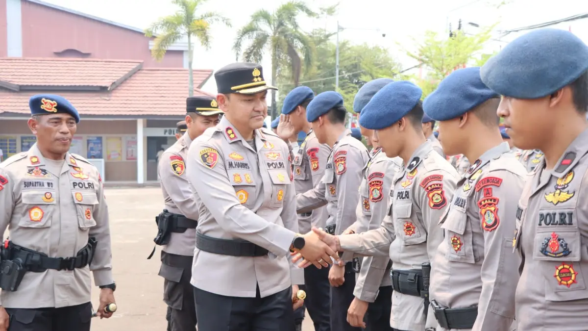 Kapolres Ketapang AKBP Muhammad Harris menyalami personel Brimob BKO saat upacara penyambutan 60 personel di halaman Polres Ketapang, Selasa (26/8/2026). Pasukan tersebut dikerahkan untuk memperkuat penanganan karhutla di Kabupaten Ketapang.