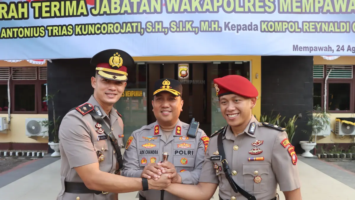 : Kapolres Mempawah, AKBP Ade Chandra Capa Yanto, S.I.K diabadikan bersama . Kompol Reynaldy Guzel, S.I.K. dan Kompol Antonius Trias Kuncorojati, S.H., S.I.K., M.H.