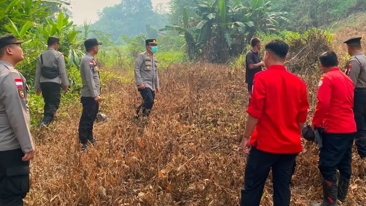 Kapolsek Sekayam AKP Dr. Sutikno bersama personel Polsek Sekayam melaksanakan patroli pencegahan Karhutla di wilayah Kecamatan Sekayam, Kabupaten Sanggau, Sabtu (22/8).(ISTIMEWA) 


