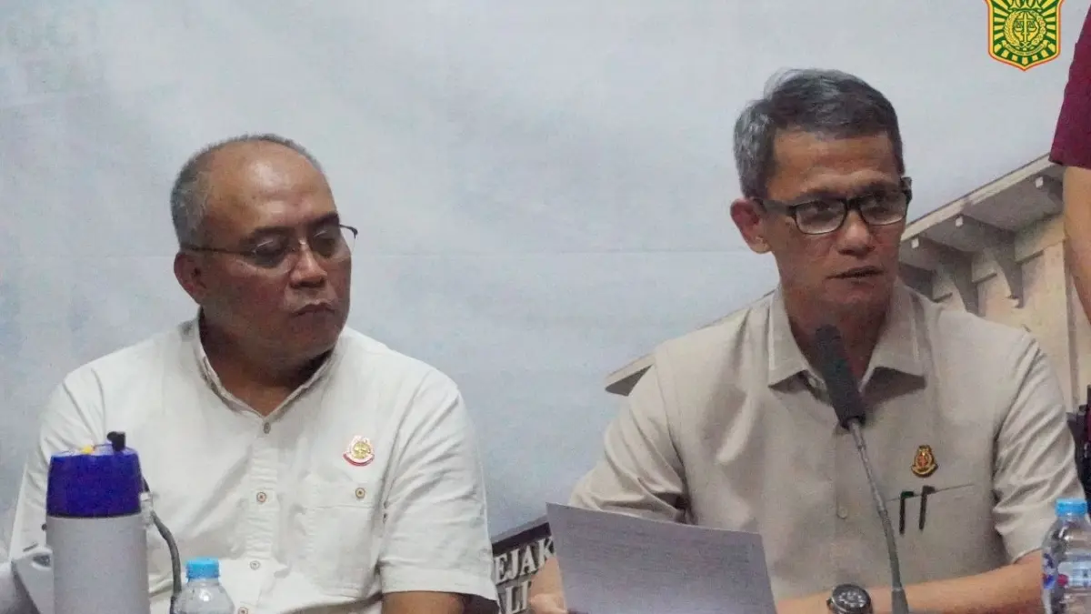 Kepala Kejati Kalbar Emilwan Ridwan memberikan klarifikasi soal hibah gedung parkir Pemprov Kalbar di depan perwakilan massa aksi pada Rabu (26/8). (ISTIMEWA)