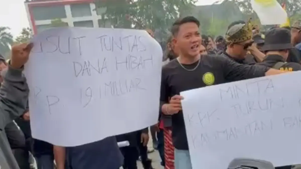 Massa BPM Kalbar menggelar aksi di gedung Kejaksaan Tinggi Kalimantan Barat pada Rabu (26/8). (DENY HAMDANI/PONTIANAK POST)